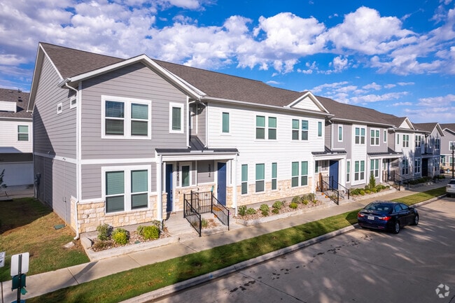 Building Photo - Carmel Villas