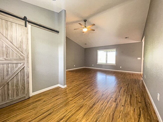 Building Photo - Beautiful SW Medford home in quiet neighborhood 3 car garage