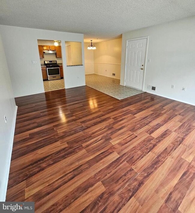 Building Photo - 98 Versailles Ct