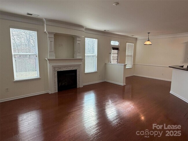 Foto del edificio - 5008 Centerview Dr