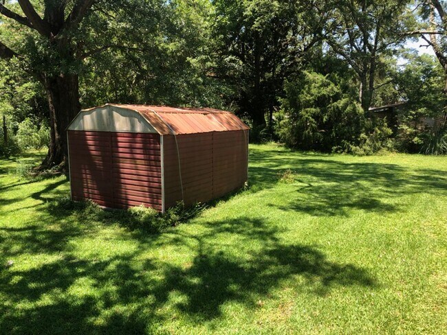 Building Photo - Country home with spacious yard! 2/2 in Ba...
