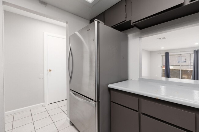 Building Photo - Modern 2 Bed, 2 Bath Condo Near UNLV – Pri...