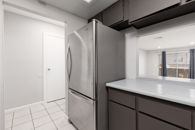Building Photo - Modern 2 Bed, 2 Bath Condo Near UNLV – Prime Central Location!
