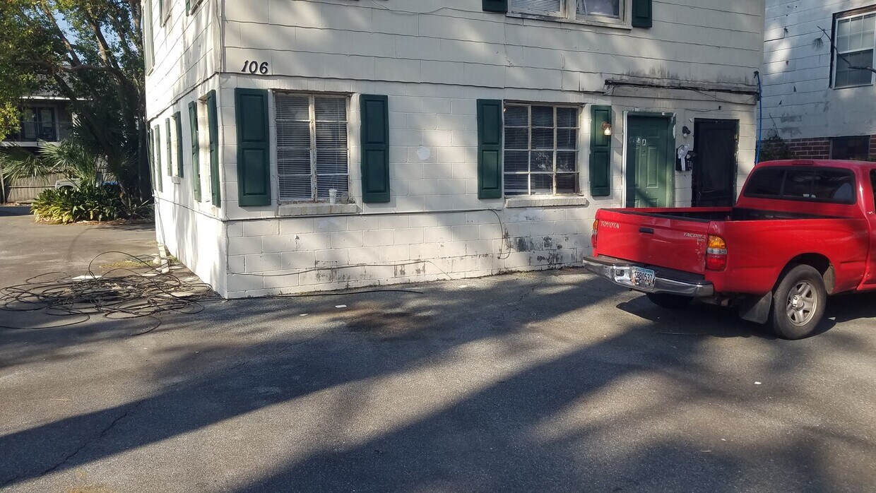 Primary Photo - 106 E Mary St