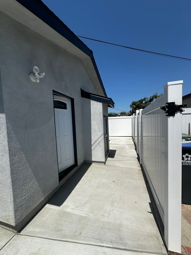 Building Photo - 2134 Park Dr