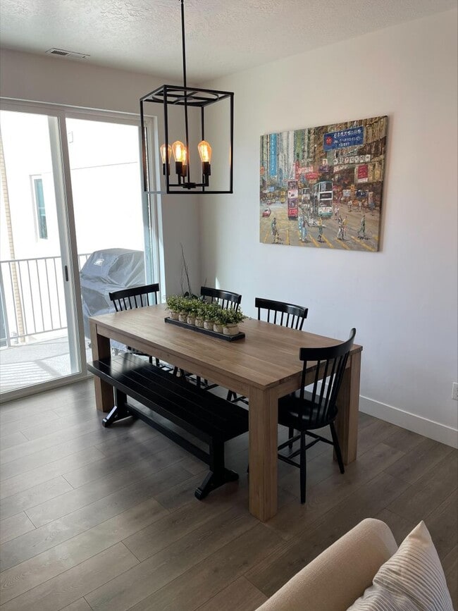 Foto del edificio - Daybreak Elegant and Modern Townhome