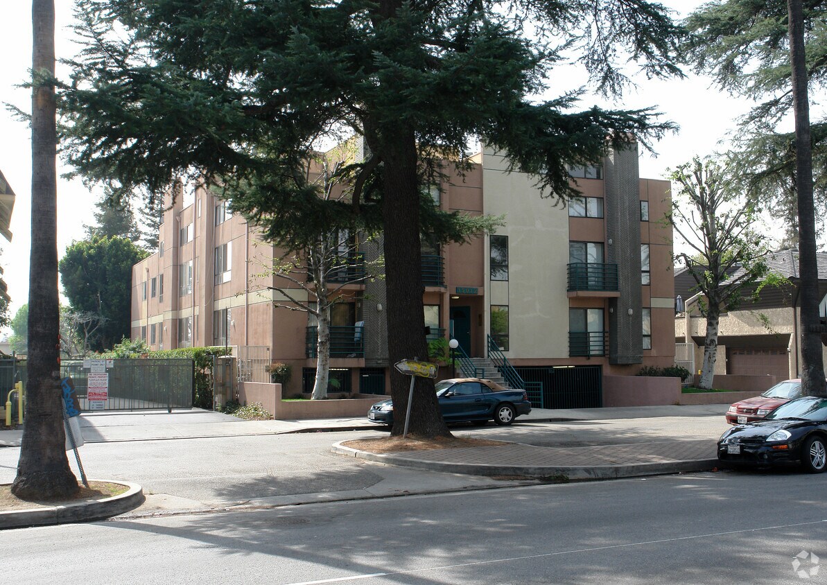 Primary Photo - 15012 Sherman Way