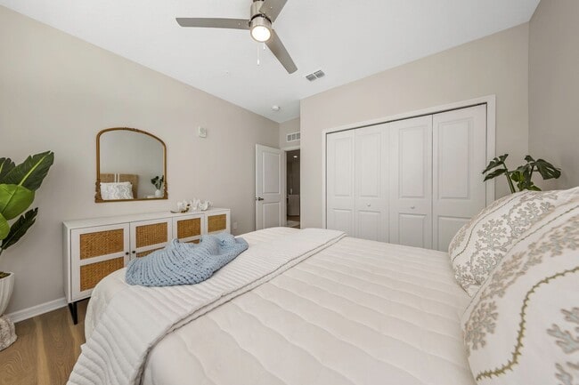 Interior Photo - Everest Largo Apartments