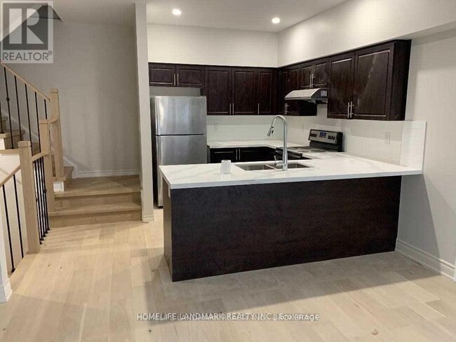 Photo du bâtiment - 8-18 Eaton Park Ln