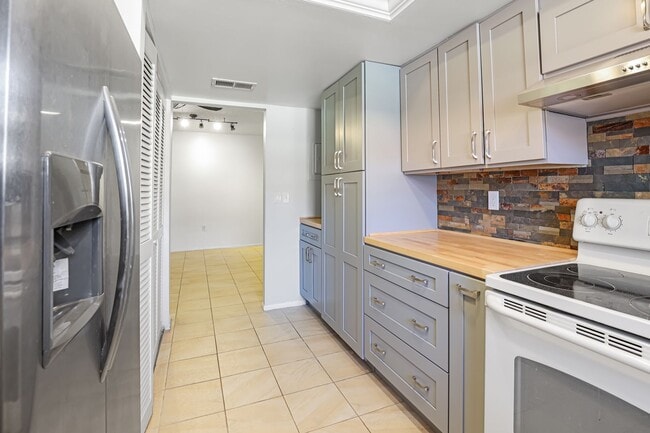 Foto del edificio - Updated 1 Bed 1 Bath In Meadow Croft In Bardenton!!