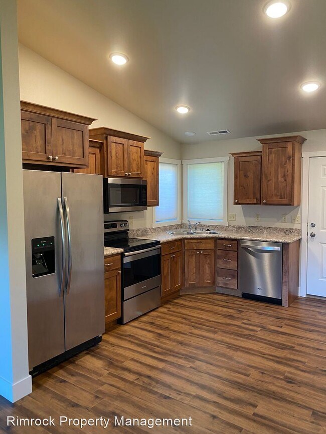 Building Photo - 2 br, 1 bath House - 485 N Lakeview Dr