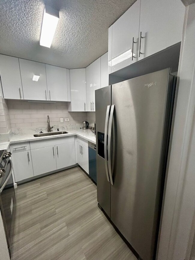 Building Photo - 2 Bed 2 Bath Fully Furnished Unit Central ...