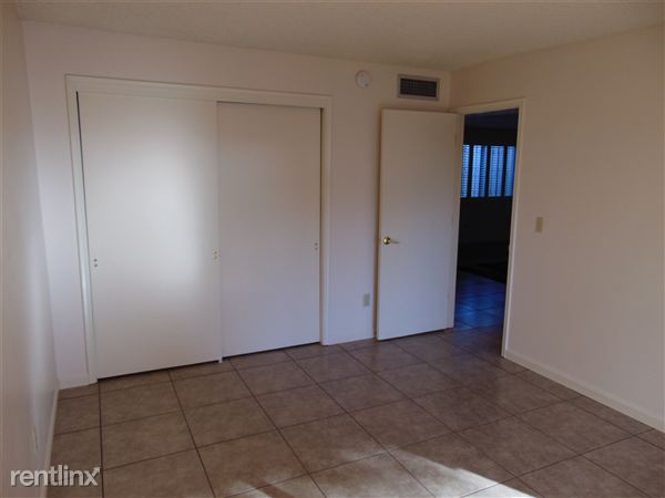 Building Photo - 35 E Pastime Rd