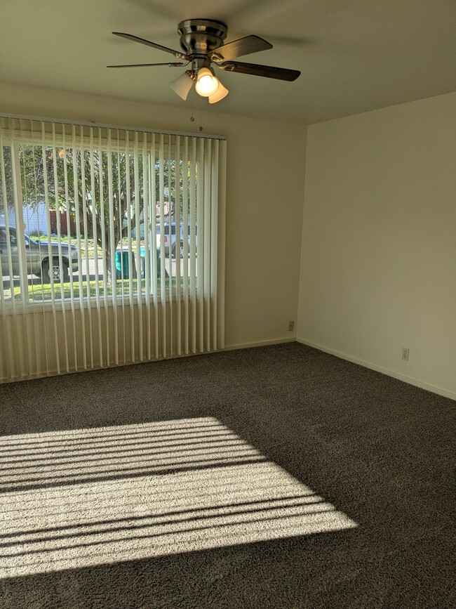 LIVING ROOM - 1826 Fremont St
