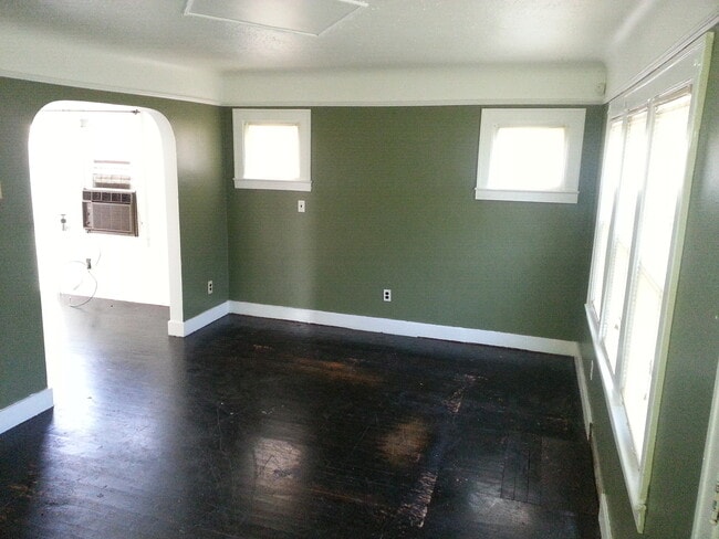 Building Photo - Awesome 3 bedroom Eastpointe Stunner