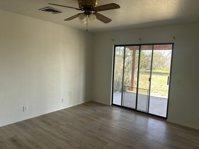 Foto del edificio - COUNTRY HOME ON 1.26 ACRES