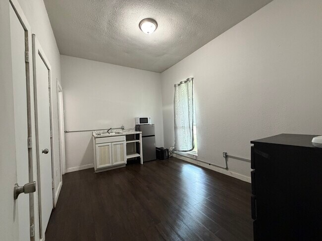 Building Photo - 1211 W Park Ave