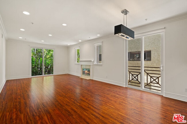 Building Photo - 2306 Fox Hills Dr