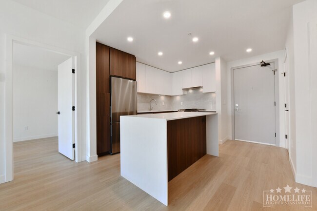 Building Photo - Modern 2 Bedroom + Large Den Condo at District in Willoughby