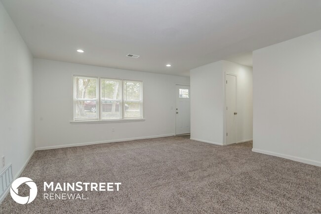 Building Photo - 7411 NW Oak Dr