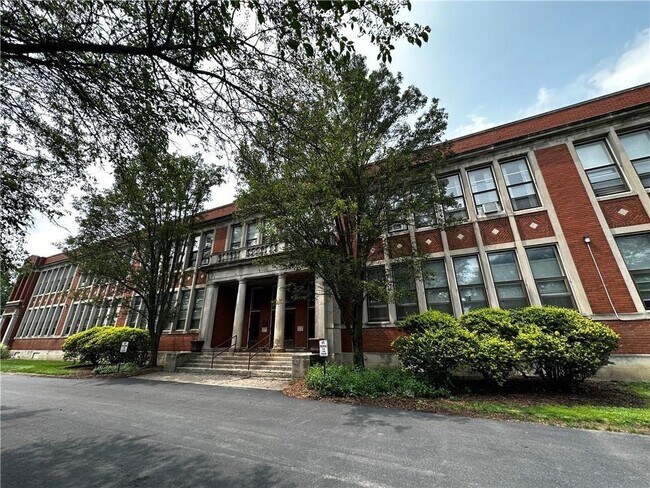 Building Photo - 409 La Grange Ave