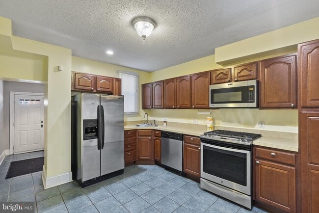 Building Photo - 250 S Highland Ave