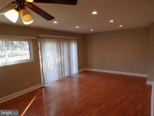 Building Photo - 147 Echelon Rd