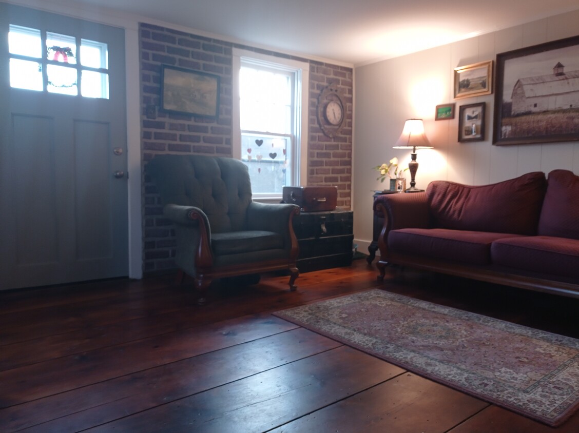Primary Photo - 105 W Main St