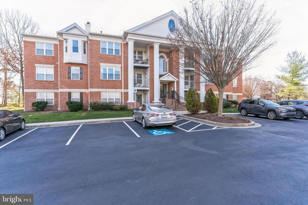 2405 Forest Edge Ct Unit 103, Odenton, MD 21113 Room for Rent in