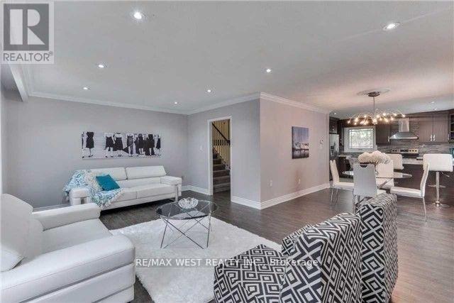 Building Photo - 18 Linkdale Rd