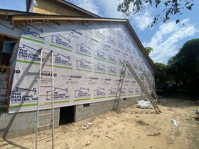 Building Photo - 1218 House St