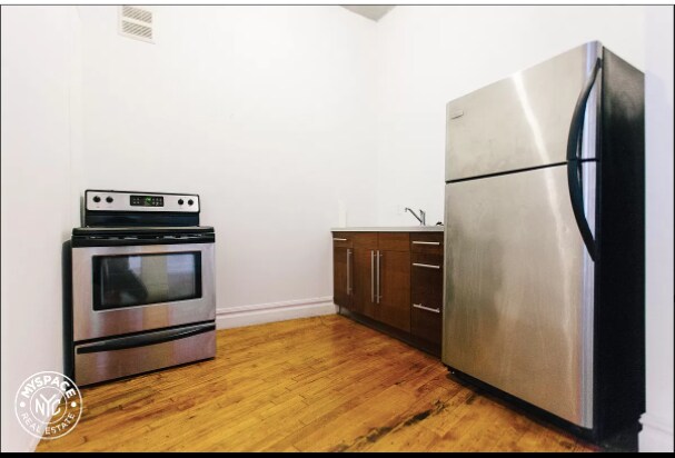 Primary Photo - 1086 Flushing Ave