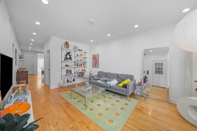 Foto del edificio - 2947 N Lawndale Ave