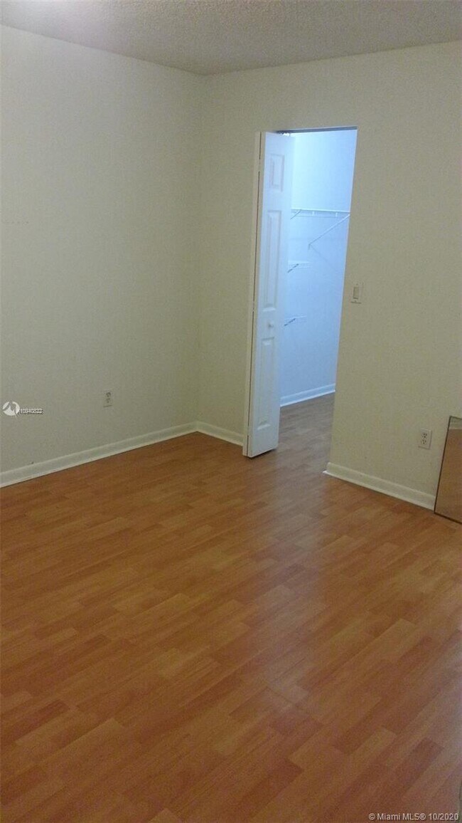 Foto del edificio - 821 NE 207th Ln