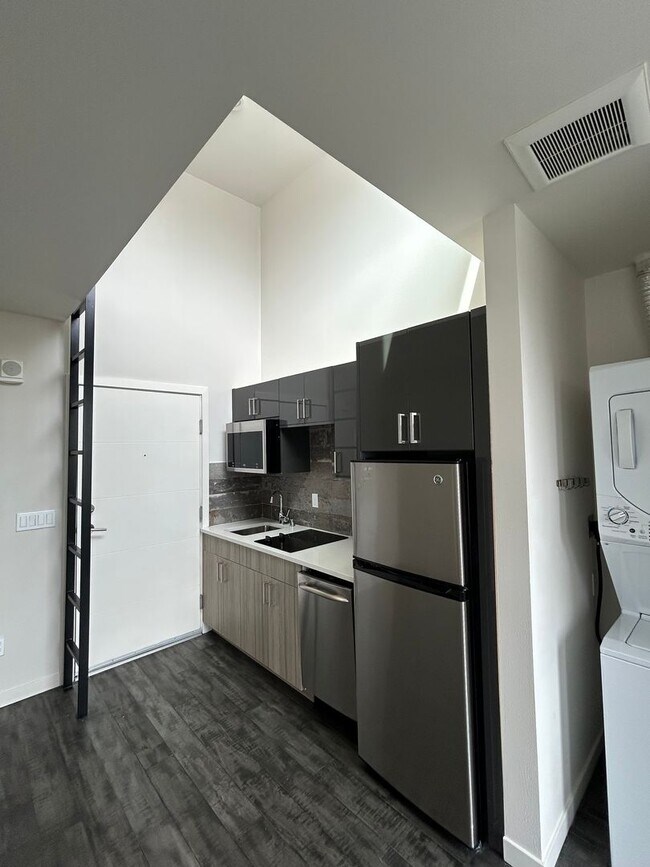 Foto del interior - 741 Harvard Modern studios with w/d in unit!