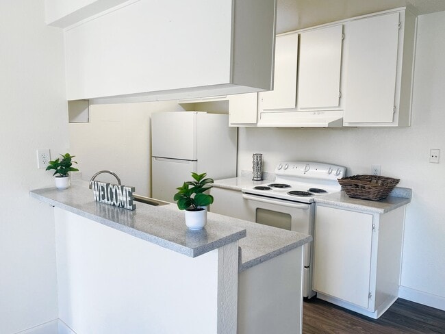 Building Photo - Rivercourt Apartments