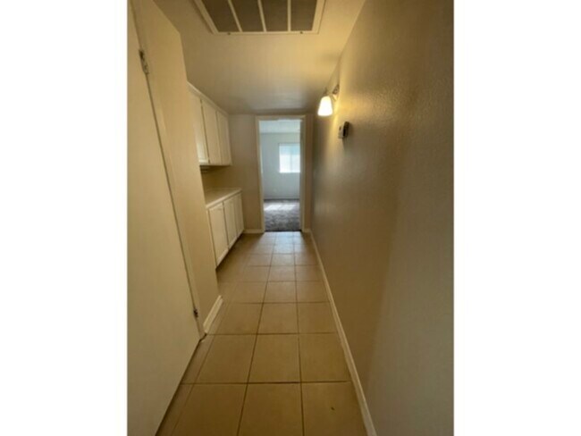 Foto del edificio - freshly painted , new carpet, big yard wit...