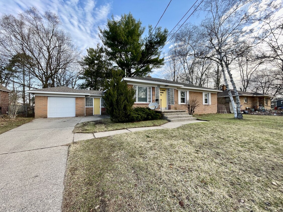 Foto principal - Three Bedroom Ranch in Northeast Grand Rapids