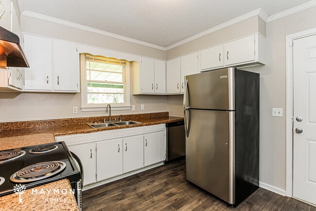 Building Photo - 3 Bedroom Brick Home