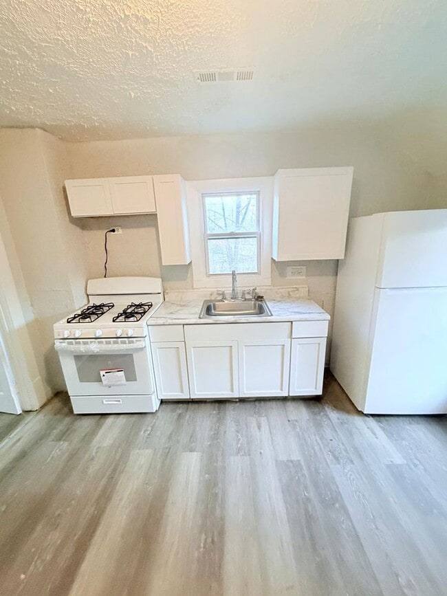 Building Photo - 3119 W 68th St