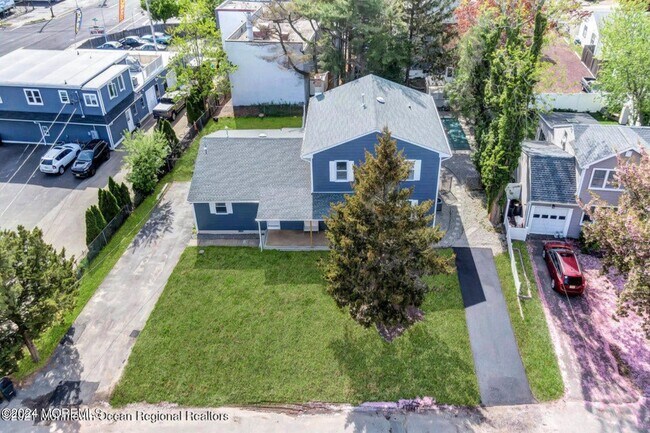 Building Photo - 1145 Roe Ave