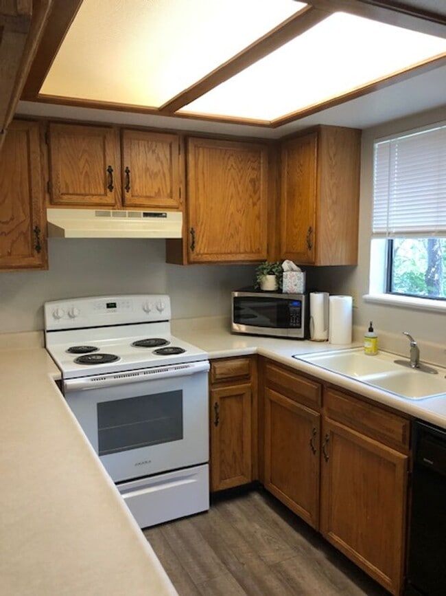 Photo - Spacious 1 bed/1bath/garage w fireplace. Apartment