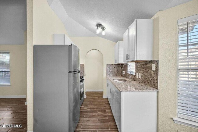 Building Photo - 5944 Bridalveil Dr