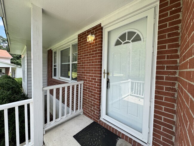 Building Photo - 218 Edgewood Dr