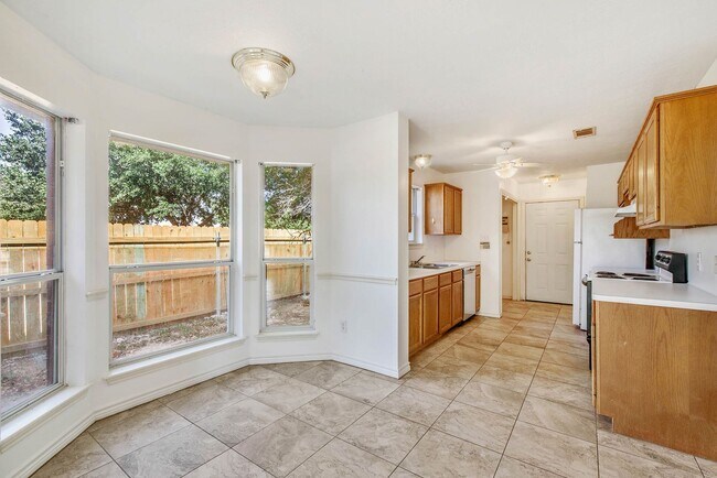 Foto del edificio - Available August 2026!  3 Bedroom 3 Bathroom Duplex with Yard Close to Campus/Bus Route!