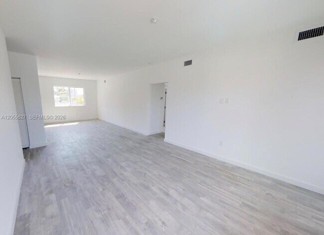 Foto del edificio - 321 S Shore Dr