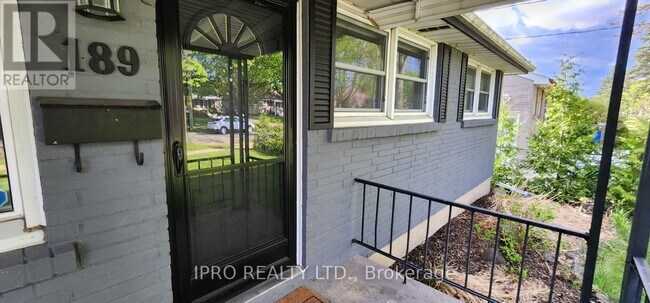 Photo du bâtiment - 189 Goddard Blvd