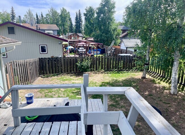 Building Photo - 2 Bed 1 Bath 1 Car Garage Apartment Close ...