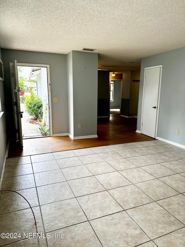 Building Photo - 2726 Hidden Village Dr