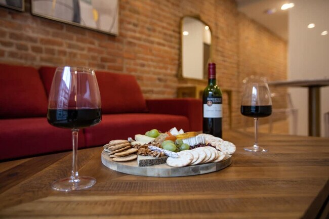 Photo du bâtiment - 1520 Av des Pins O